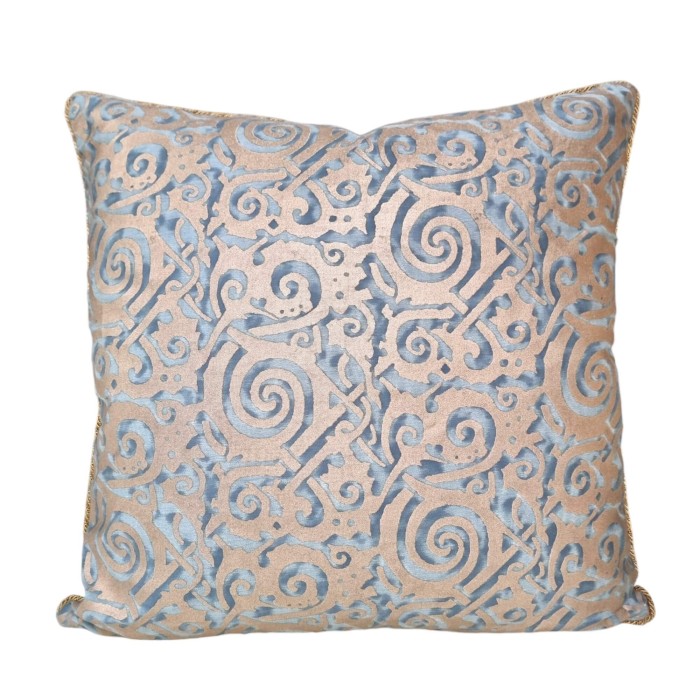 Housse de Coussin Fait Main en Tissu Fortuny Maori Bleu et Or