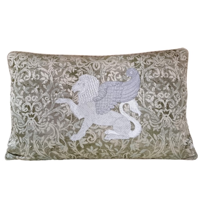 Coussin Brodé Lion Ailé Fait Main en Tissu Brocart Vert Réséda