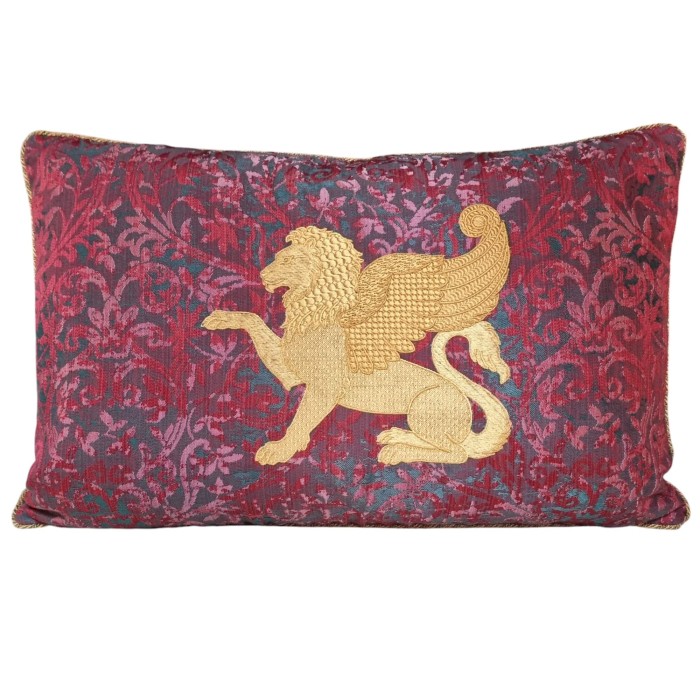 Coussin Brodé Lion Ailé Fait Main en Tissu Brocart Rouge