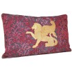 Coussin Brodé Lion Ailé Fait Main en Tissu Brocart Rouge